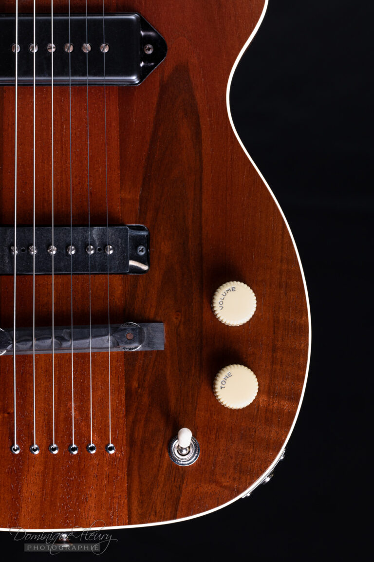 Guitare 007 : l’Art du Luthier Rencontre l’Élégance de James Bond